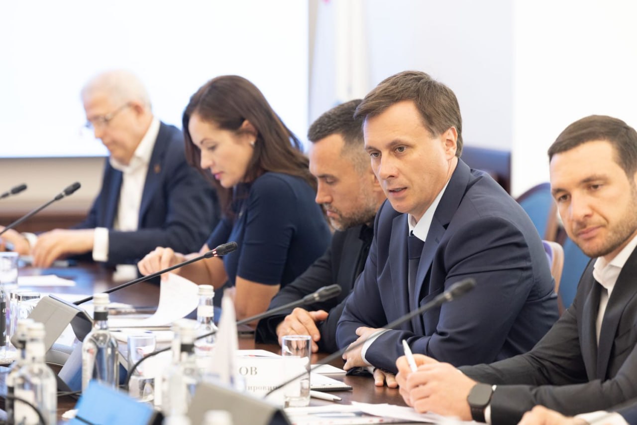Участники деловой встречи за столом переговоров