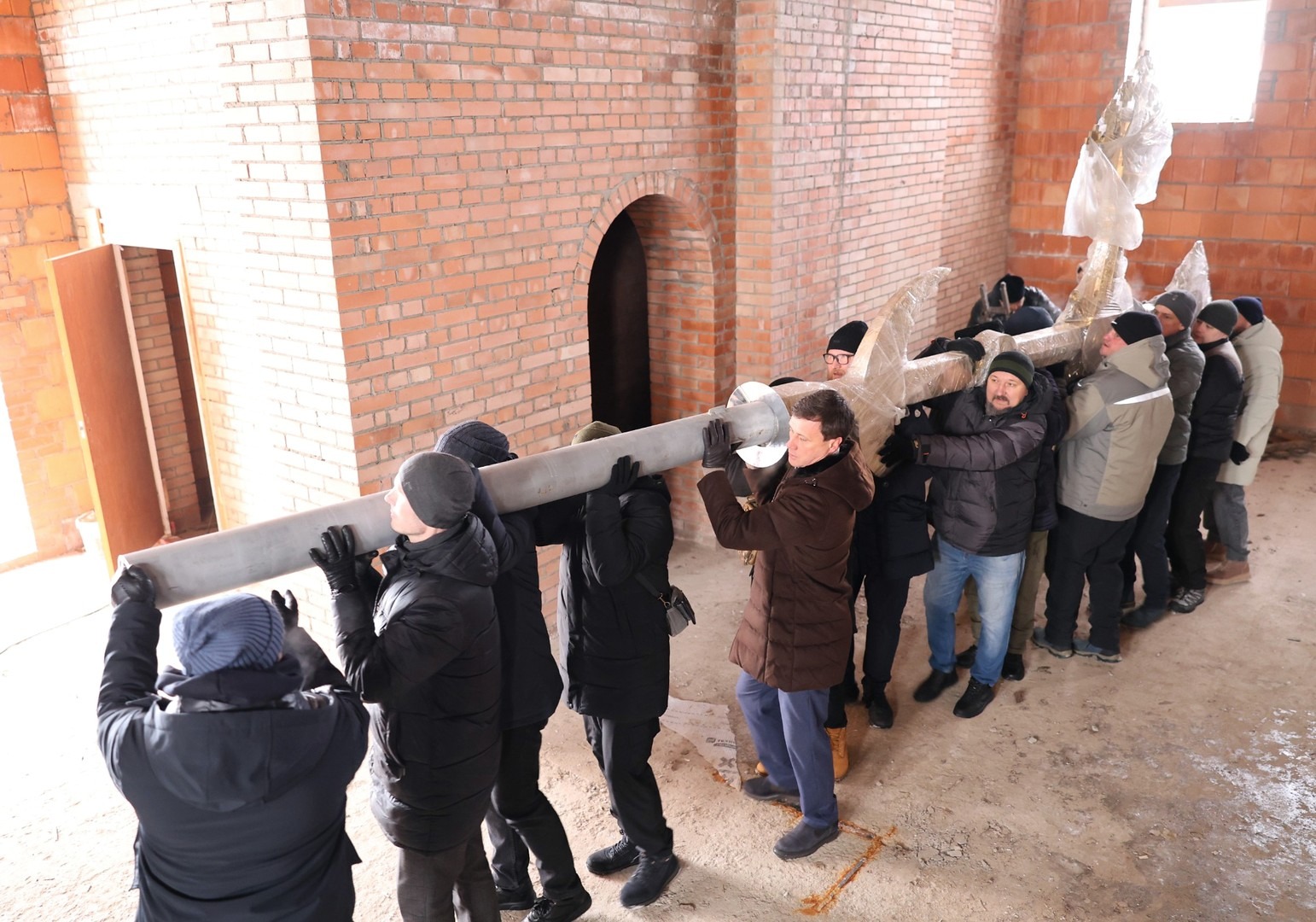 Участники гуманитарной инициативы передают помощь