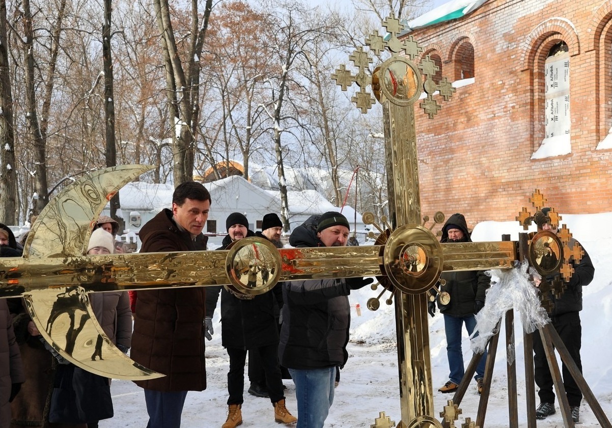 Александр Ульянов беседует с участниками социальной инициативы